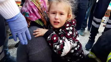 Ayağı Su Borusuna Sıkışan Küçük Çocuğun Zor Anları