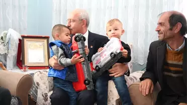 CHP Lideri Kılıçdaroğlu'ndan Şehit Ailesine Taziye Ziyareti