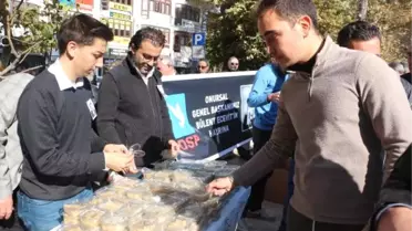 İzmit'te Bülent Ecevit Anısına Helva Dağıtıldı