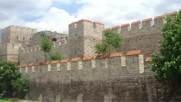 Asırlardır Ayakta Duran İstanbul Surları, Zamana Direndi ama İnsana Yenildi!