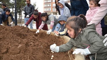 Özel Öğrenciler Lale Soğanlarını Toprakla Buluşturdu