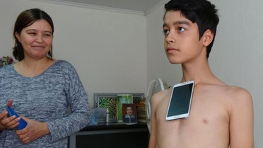 Mıknatıs Çocuk Şaşırtıyor! Kaşıktan Ütüye Her Şeyi Vücudunda Tutabiliyor