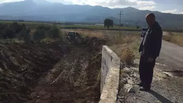 Tarım Arazilerinden Geçen Dere Temizleniyor