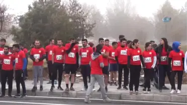 Engelli Sporcular Soğuk Havada Ata'sı İçin Koştu