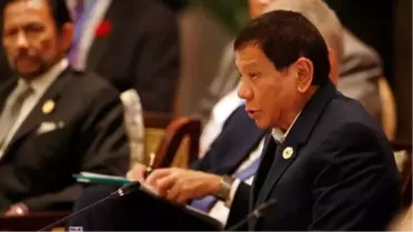 Filipinler Lideri: Bir Kişiyi Bana Baktı Diye Bıçaklayarak Öldürdüm