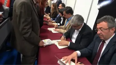 CHP'li Milletvekilleri, Enis Berberoğlu'nun Cezaevinde Yazdığı Kitabı İmzaladı