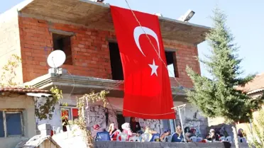 Şehit Evinin Önüne Dev Bayrak Direği Dikilecek