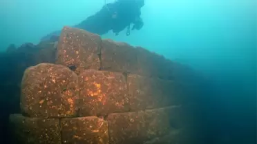 Van Gölü'nde 3 Bin Yıllık Kale Bulundu