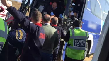 Yolcu Otobüsü Kamyona Çarptı: 1 Ölü, 9 Yaralı