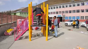 Yüksekova'da Okul Bahçeleri Parka Dönüştürülüyor