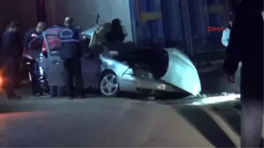 Sakarya - Otomobil, Park Halindeki Tır'a Çarptı 1 Ölü, 1 Yaralı