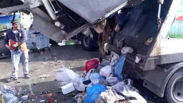 Temizlik İşçileri, Çöpte Buldukları Çantayı Sahibine Teslim Ettiler