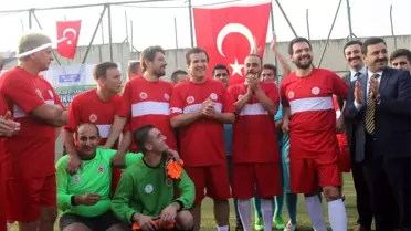 Efsaneler Mahkumlarla Maç Yaptı