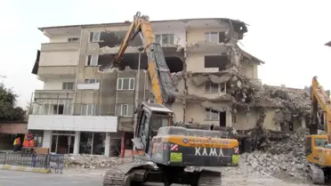 Tapusuz Oturdukları Evlerinden Çıkarılan Vatandaşlar Binayı Yıktırdılar