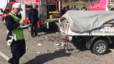 Kilis'te Kamyonla Çarpışan Kamyonetin Sürücüsü Öldü