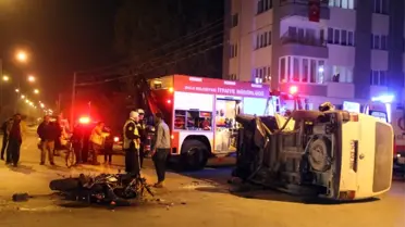 Motosikletiyle Çarparak Devirdiği Minibüsün İçinde Sıkıştı