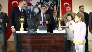 Varto Kaymakamından 140 Kız Öğrenciye Tablet