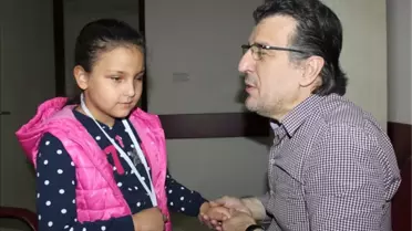 Çocuk Doktoru, Görme Engelli Hastasıyla Hastanede Çiftetelli Oynadı
