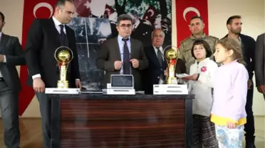 Kaymakamdan 140 Kız Öğrenciye Tablet