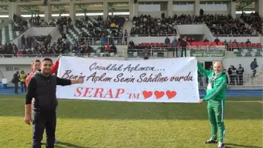 Maç Öncesi Sahada Pankart Açtı, Nişanlısına Kendini Affettirdi