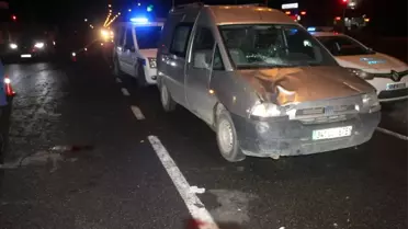 Hafif Ticari Araç Yayalara Çarptı: 2 Yaralı