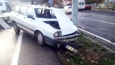 Yayaya Çarpan Otomobil, Direğe Çarparak Durabildi