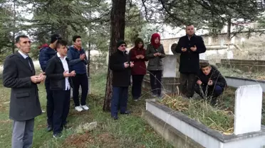 Hisarcık'ta Öğrenciler Öğretmenlerin Mezarlarını Ziyaret Etti