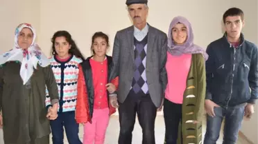Hakkari'de Harabe Evde Yaşayan Aileye Vali Sahip Çıktı