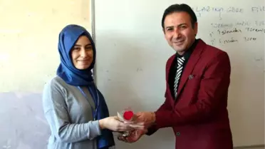 Silopi'de İşadamı Öğretmenlere Çiçek Dağıttı