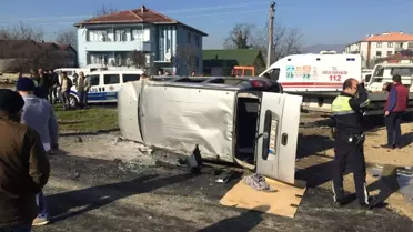 Düzce'de 2 Araç Çarpıştı: 6 Yaralı