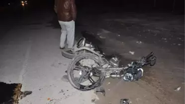 Motosiklet, Otomobille Çarpıştı: 2 Yaralı