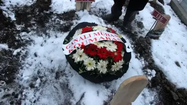 Sırtında Donarak Ölen Yavrusunu Toprağa Verdi