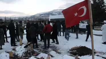 Annesinin Sırtında Sınırı Geçerken Donarak Ölen Mohamed Bebek Toprağa Verildi