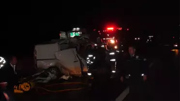 Ticari Araç Kamyona Çarptı: 1 Ölü, 1 Yaralı