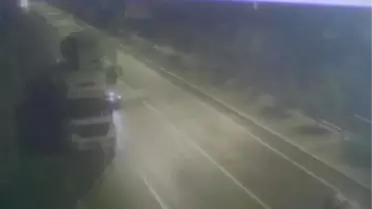 Tır, Park Halindeki Tır'a Çarptı