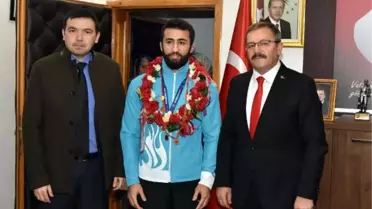 Dünya Şampiyonu Güreşçiye Memleketinde Coşkulu Karşılama