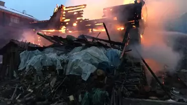 Kastamonu'da İki Katlı Ahşap Bina Yangında Köle Döndü