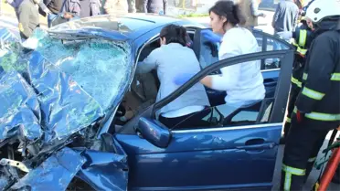 Yolcu Midibüsüne Çarpan Lüks Otomobilde Can Pazarı: 1'i Ağır 3 Yaralı