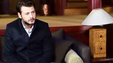 Kanatsız Kuşlar'ın Onur'u Ümit İbrahim Kantarcılar, Yönetmenin Ölüm Haberini Sahnede Aldı