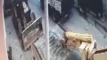 Köpekler İçin Yaptıkları Kulübeyi Komşuları Vinçle Yıktı
