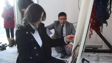 Kaymakam, Kursiyerlerle Birlikte Kilim Dokudu