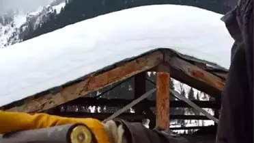 Av Tüfeğiyle Ateş Etti, Çatıdan Karı Temizledi