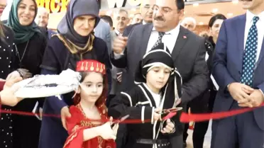 Protokolü Beklemeden Kurdeleyi Kesen Minik Öğrenci Herkesi Güldürdü