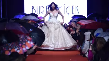 Sokak Defilesine Yağmur Bile Engel Olamadı