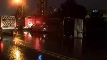 İkitelli'de Minibüs Yan Yattı: 3 Yaralı