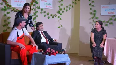 'Lütfen Kızımla Evlenir Misiniz' Tiyatrosu Dikili'de Ayakta Alkışladı