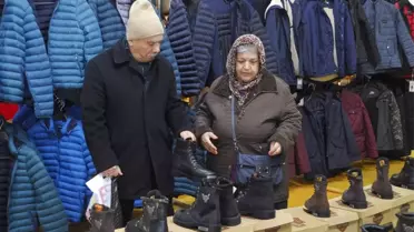 Üsküdar'daki Fırsat Çadırı, İndirimlerle Vatandaşın Yüzünü Güldürüyor