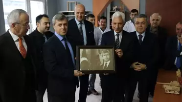 Rektör Vekili Azar, Vali Çınar'a Portre Hediye Etti