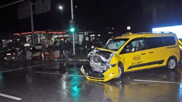 Ticari Taksi ile Otomobil Çarpıştı: 3 Yaralı