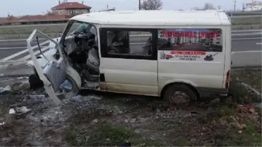 Kamyonet, Beton Aydınlatma Direğine Çarptı: 5 Yaralı